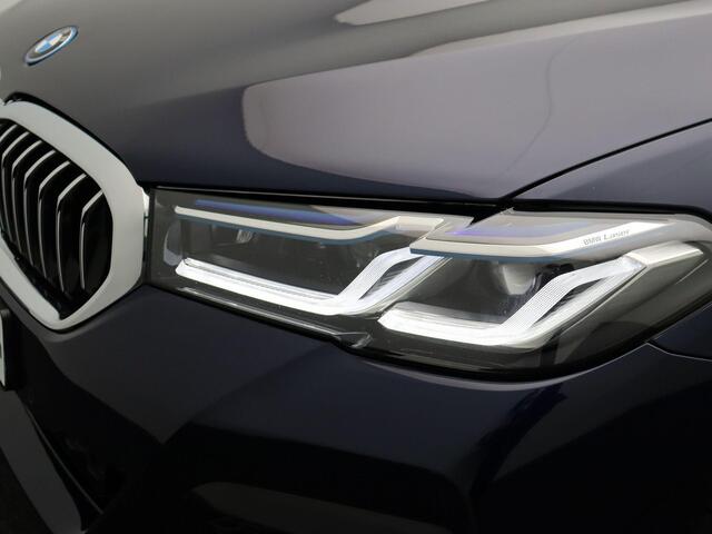 BMW 5-SERIE Sedan 530e High Executive | M Sportpakket | Parking Pack| Stuurwielrand Verwarmd | Schuifdak | Laserlight | Head-Up Display | Haraman Kardon | 18''