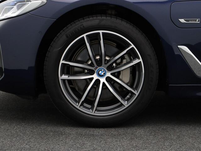 BMW 5-SERIE Sedan 530e High Executive | M Sportpakket | Parking Pack| Stuurwielrand Verwarmd | Schuifdak | Laserlight | Head-Up Display | Haraman Kardon | 18''