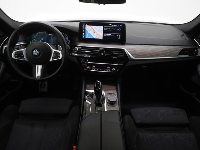 BMW 5-SERIE Touring 530e M Sport Shadow Line | LaserLED | Trekhaak | Harman/Kardon | 360 | HUD | Sfeerlicht | Keyless | Carplay
