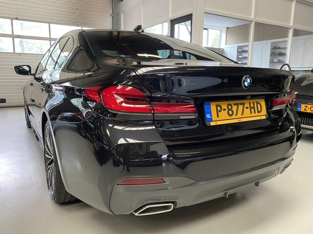 BMW 5-SERIE 520i Edition Plus M pakket, Schuifdak, 19inch Sfeerverlichting