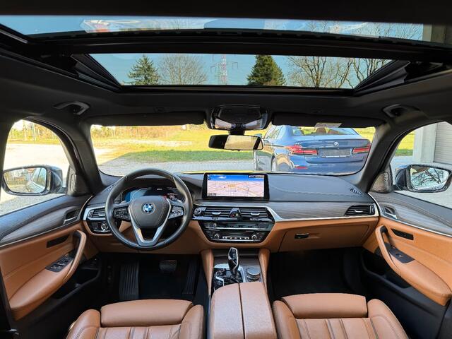 BMW 5-SERIE Touring 530e ** LASER, NAVI+, LEDER, PANORAMA, HuD, MEMORY, 19-INCH LMV ** 1e EIG - UNFALLFREI ** ** INFORMEER OOK NAAR ONZE AANTREKKELIJKE FINANCIAL-LEASE TARIEVEN **