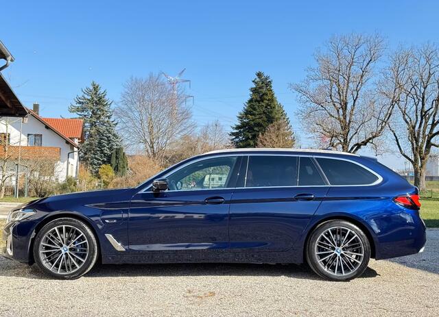 BMW 5-SERIE Touring 530e ** LASER, NAVI+, LEDER, PANORAMA, HuD, MEMORY, 19-INCH LMV ** 1e EIG - UNFALLFREI ** ** INFORMEER OOK NAAR ONZE AANTREKKELIJKE FINANCIAL-LEASE TARIEVEN **