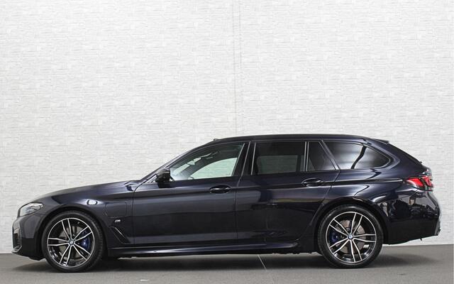 BMW 5-SERIE Touring 530e M-Sport | Panorama | 360 Camera | ACC | Harman-Kardon | Trekhaak | Keyless-Entry | Leder | Rij-Assist Pro | 19'' | Sfeerverlichting | Carplay | LED | Zonwering | Standkachel | Draadloos Laden | Dealer onderhouden |