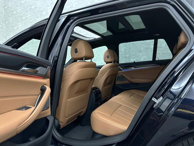 BMW 5-SERIE Touring 530e M-Sport | Panorama | 360 Camera | ACC | Harman-Kardon | Trekhaak | Keyless-Entry | Leder | Rij-Assist Pro | 19'' | Sfeerverlichting | Carplay | LED | Zonwering | Standkachel | Draadloos Laden | Dealer onderhouden |