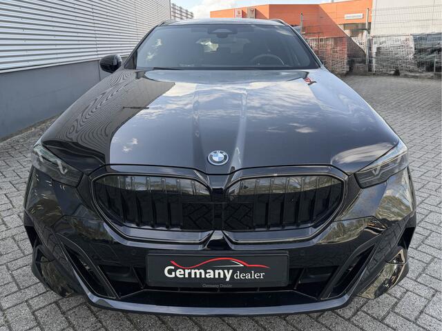 BMW 5-SERIE Touring 530e M-Sport+Pro M-Zetels H&K Head-Up Carbon Iconic Keyless Camera Drive-A+ VOL!
