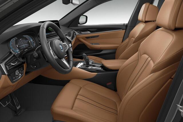 BMW 5-SERIE Sedan 530e High Executive M-Sport / Driving Assistant Professional / Glazen Schuifdak / Laserlight / Head-Up / Stuurwielrand verwarmd / Ambient Air /