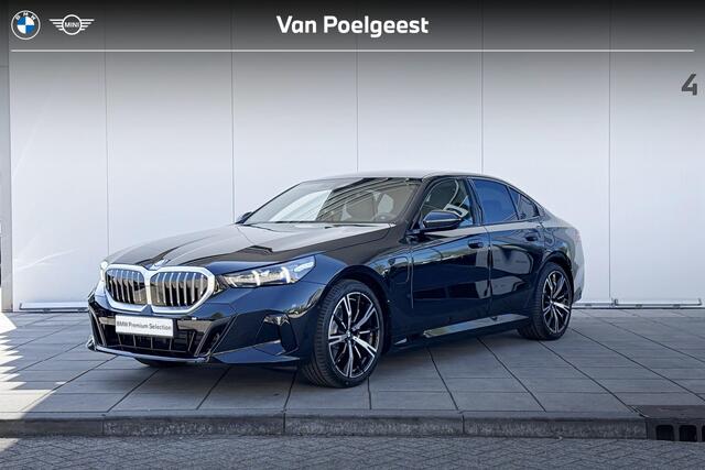 BMW 5-SERIE Sedan 530e M-Sport / Trekhaak / Glazendak / 20 inch / Driving Assistant Plus
