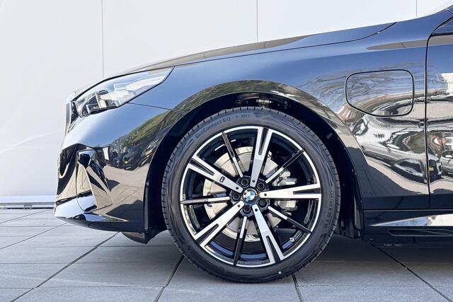 BMW 5-SERIE Sedan 530e M-Sport / Trekhaak / Glazendak / 20 inch / Driving Assistant Plus