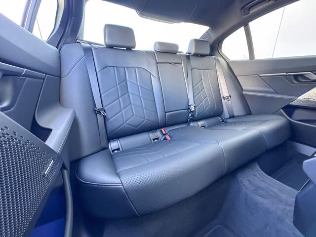 BMW 5-SERIE Sedan 530e M-Sport / Trekhaak / Glazendak / 20 inch / Driving Assistant Plus