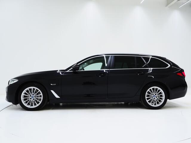 BMW 5-SERIE Touring 530e xDrive | LED Grille | Trekhaak | Leder | Adaptive Cruise | HUD | Keyless | Camera | Carplay