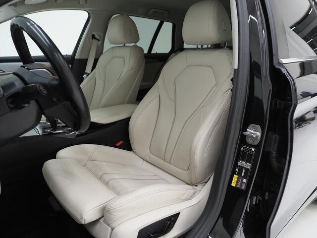 BMW 5-SERIE Touring 530e xDrive | LED Grille | Trekhaak | Leder | Adaptive Cruise | HUD | Keyless | Camera | Carplay