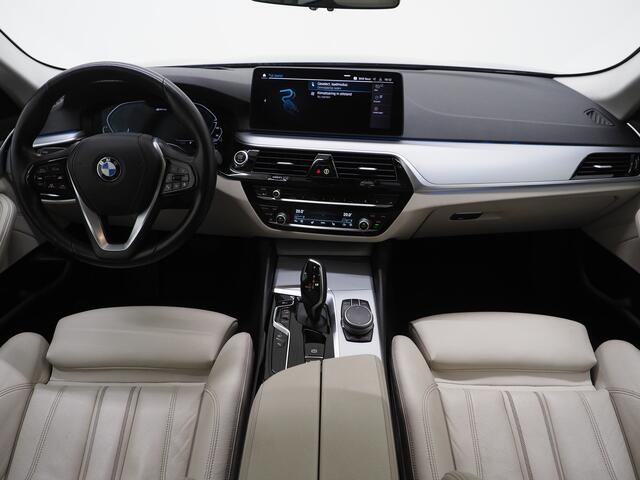 BMW 5-SERIE Touring 530e xDrive | LED Grille | Trekhaak | Leder | Adaptive Cruise | HUD | Keyless | Camera | Carplay