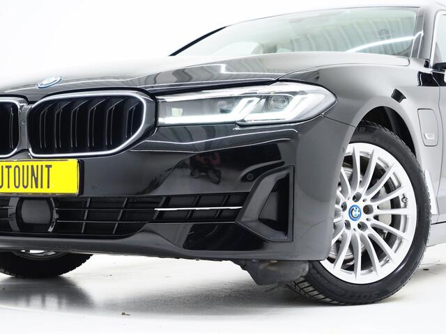 BMW 5-SERIE Touring 530e xDrive | LED Grille | Trekhaak | Leder | Adaptive Cruise | HUD | Keyless | Camera | Carplay