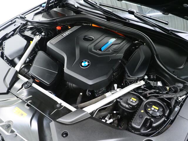 BMW 5-SERIE Touring 530e xDrive | LED Grille | Trekhaak | Leder | Adaptive Cruise | HUD | Keyless | Camera | Carplay