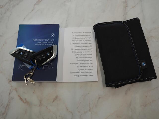 BMW 5-SERIE Touring 530e xDrive | LED Grille | Trekhaak | Leder | Adaptive Cruise | HUD | Keyless | Camera | Carplay