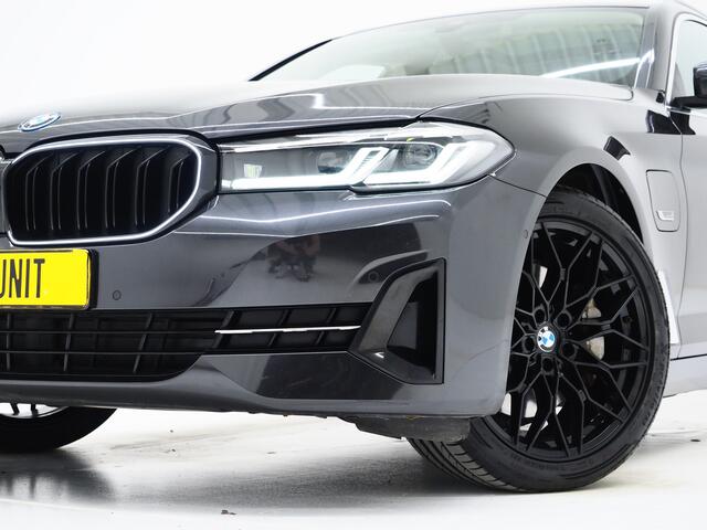 BMW 5-SERIE Touring 520e | Panoramadak | LED Grille | Trekhaak | Leder | HUD | 360 | Dodehoek | Sfeerlicht | Memory | Carplay