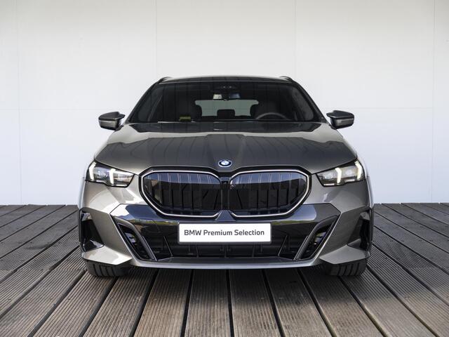 BMW 5-SERIE Touring 530e | M Sportpakket Pro | Innovation Pack | Stuurwielrand verwarmd | Comfort Access | Panoramadak | Stoelventilatie | Bowers & Wilkins | 21''