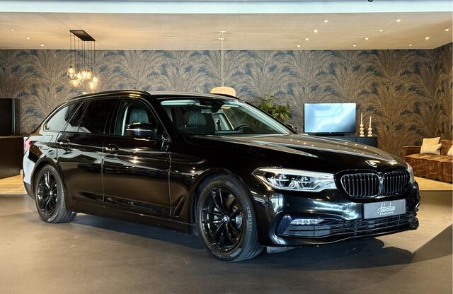 BMW 5-SERIE Touring 520d High Exe I Black on Black I Mooie auto