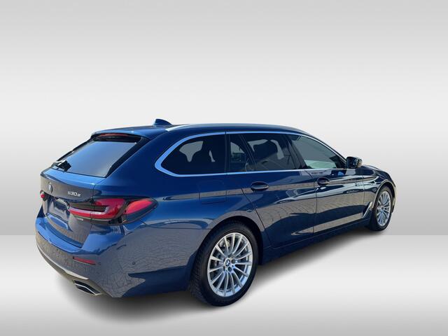 BMW 5-SERIE Touring 530e Luxury Line - Pano - Laser - HUD - Stuurverwarming - Leder - Comfortstoelen - Trekhaak - Rijklaar
