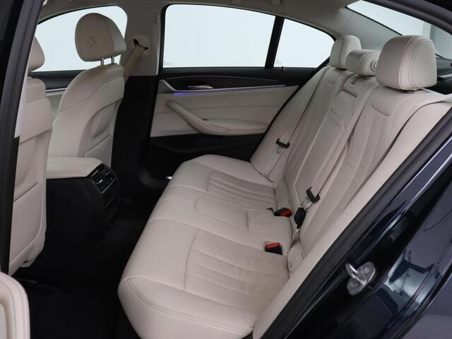 BMW 5-SERIE 530e iPerformance High Executive | SOH 76.3% | Leder | Stoelverwarming | Camera | Sfeerverlichting | Full LED | Stuurverwarming | Navigatie | Sportstoelen | Cruise control | PHEV | Plug In