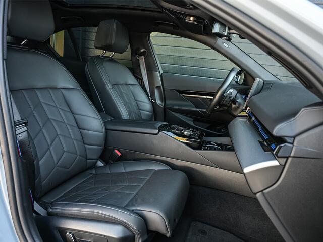 BMW 5-SERIE 520i M sport | Iconic glow | M-Sport brake | NL-Auto | Shadowline lights | Panorama dak | Comfort seats | Adaptive led | Driving assistant prof. | Harman/kardon | Comfort Pack