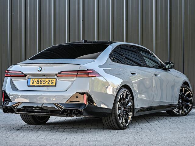BMW 5-SERIE 520i M sport | Iconic glow | M-Sport brake | NL-Auto | Shadowline lights | Panorama dak | Comfort seats | Adaptive led | Driving assistant prof. | Harman/kardon | Comfort Pack