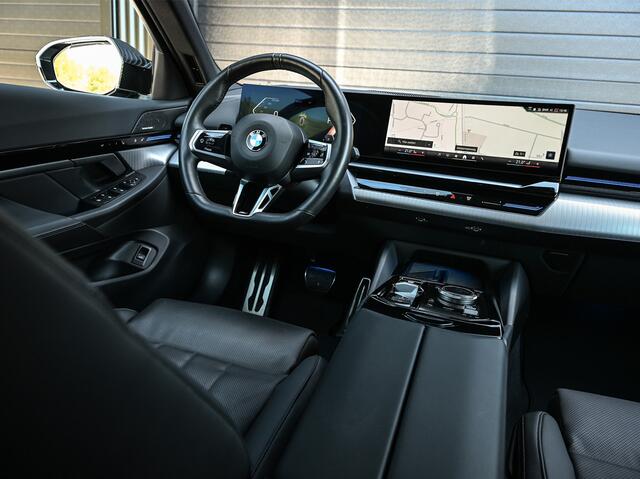 BMW 5-SERIE 520i M sport | Iconic glow | M-Sport brake | NL-Auto | Shadowline lights | Panorama dak | Comfort seats | Adaptive led | Driving assistant prof. | Harman/kardon | Comfort Pack
