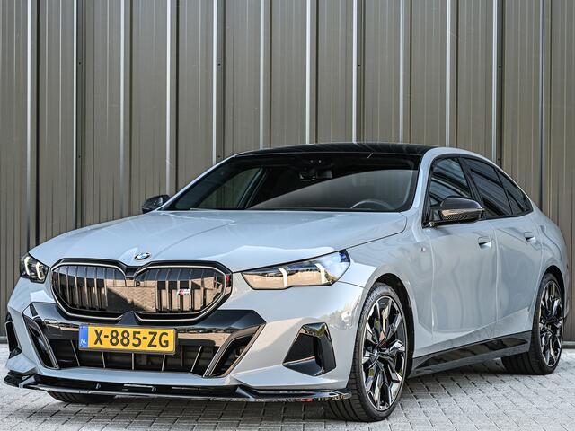 BMW 5-SERIE 520i M sport | Iconic glow | M-Sport brake | NL-Auto | Shadowline lights | Panorama dak | Comfort seats | Adaptive led | Driving assistant prof. | Harman/kardon | Comfort Pack