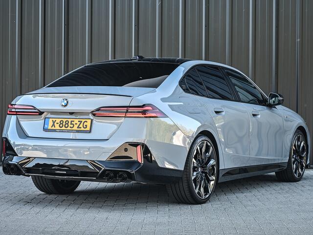 BMW 5-SERIE 520i M sport | Iconic glow | M-Sport brake | NL-Auto | Shadowline lights | Panorama dak | Comfort seats | Adaptive led | Driving assistant prof. | Harman/kardon | Comfort Pack