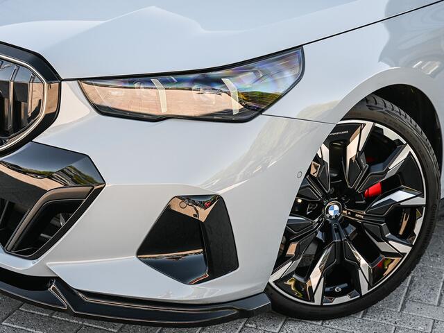 BMW 5-SERIE 520i M sport | Iconic glow | M-Sport brake | NL-Auto | Shadowline lights | Panorama dak | Comfort seats | Adaptive led | Driving assistant prof. | Harman/kardon | Comfort Pack