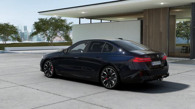 BMW 5-SERIE 550e xDrive M Sport Automaat / Panoramadak / Trekhaak / Bowers & Wilkins / Comfort Access / Comfortstoelen / Adaptief onderstel professional