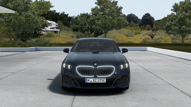 BMW 5-SERIE 550e xDrive M Sport Automaat / Panoramadak / Trekhaak / Bowers & Wilkins / Comfort Access / Comfortstoelen / Adaptief onderstel professional