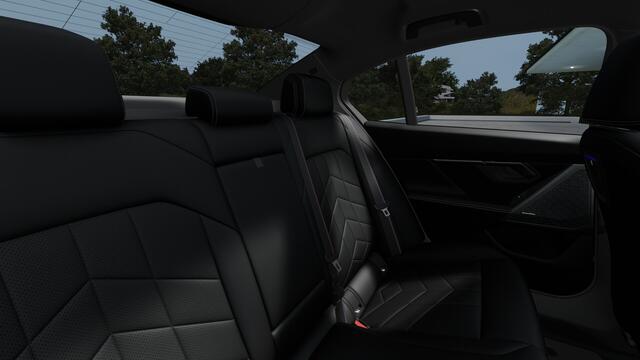 BMW 5-SERIE 550e xDrive M Sport Automaat / Panoramadak / Trekhaak / Bowers & Wilkins / Comfort Access / Comfortstoelen / Adaptief onderstel professional
