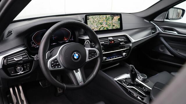 BMW 5-SERIE M550i xDrive High Executive | Bowers & Wilkins | Schuifdak | Head-up | Standkachel | Laserlight | Sofr-Close | Trekhaak