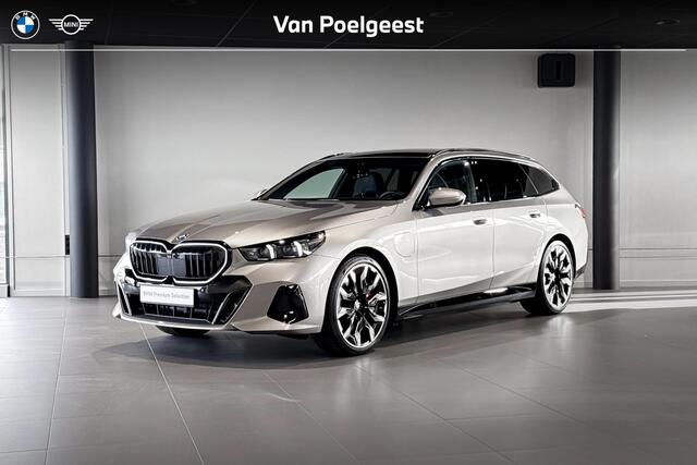 BMW 5-SERIE Touring 550e xDrive | M Sport Pro | Bowers & Wilkins | Stoelventilatie | Iconic Glow | Trekhaak |