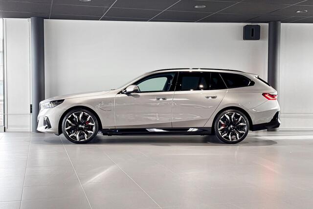 BMW 5-SERIE Touring 550e xDrive | M Sport Pro | Bowers & Wilkins | Stoelventilatie | Iconic Glow | Trekhaak |