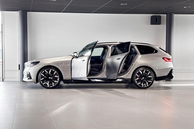 BMW 5-SERIE Touring 550e xDrive | M Sport Pro | Bowers & Wilkins | Stoelventilatie | Iconic Glow | Trekhaak |