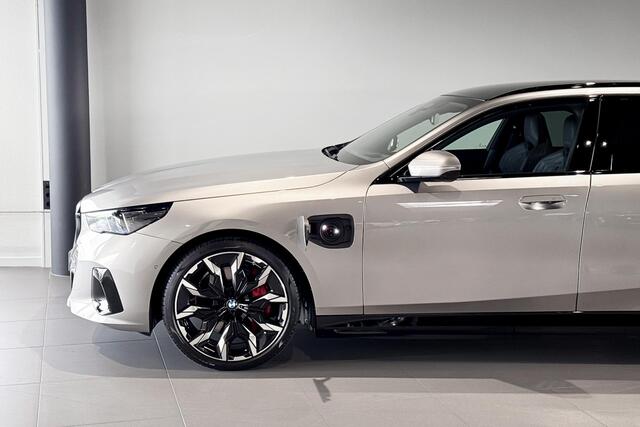 BMW 5-SERIE Touring 550e xDrive | M Sport Pro | Bowers & Wilkins | Stoelventilatie | Iconic Glow | Trekhaak |