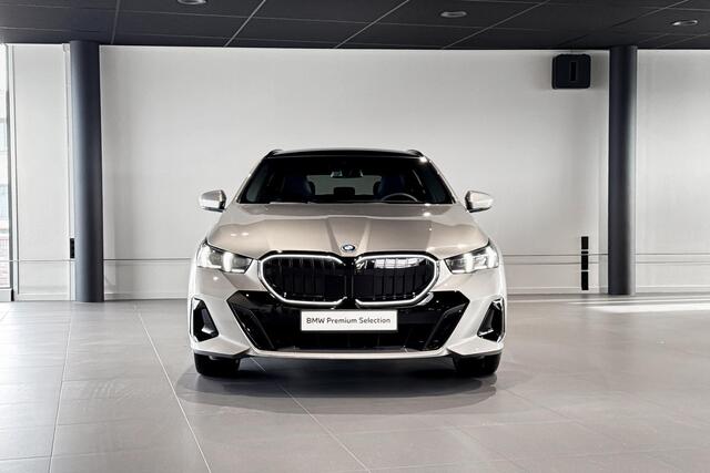 BMW 5-SERIE Touring 550e xDrive | M Sport Pro | Bowers & Wilkins | Stoelventilatie | Iconic Glow | Trekhaak |