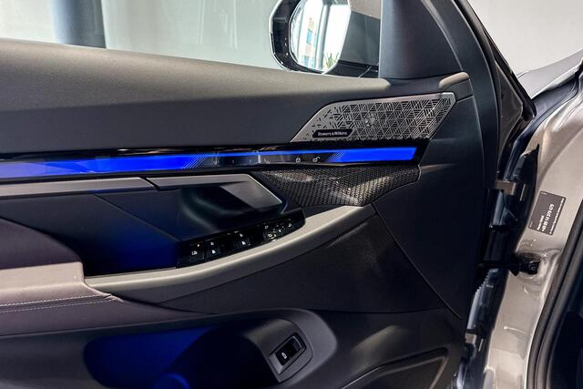BMW 5-SERIE Touring 550e xDrive | M Sport Pro | Bowers & Wilkins | Stoelventilatie | Iconic Glow | Trekhaak |
