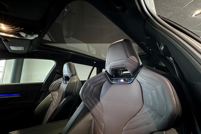 BMW 5-SERIE Touring 550e xDrive | M Sport Pro | Bowers & Wilkins | Stoelventilatie | Iconic Glow | Trekhaak |