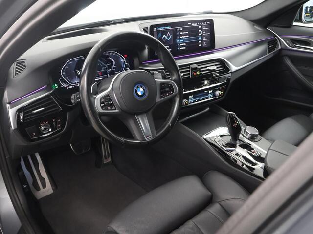 BMW 5-SERIE Touring 530e Business Edition Plus | M-Pakket | Panoramadak | Comfortstoelen + Geheugen | Camera | DAB | Interieur Verlichting | Adaptieve Cruise Control | Ele. kofferdeksel | Laser Licht |