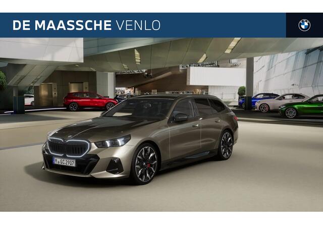 BMW 5-SERIE Touring 530e M Sport Automaat / Panoramadak / Trekhaak / Bowers & Wilkins / Parking Assistant Plus / Stoelventilatie / Comfortstoelen / Stuurverwarming