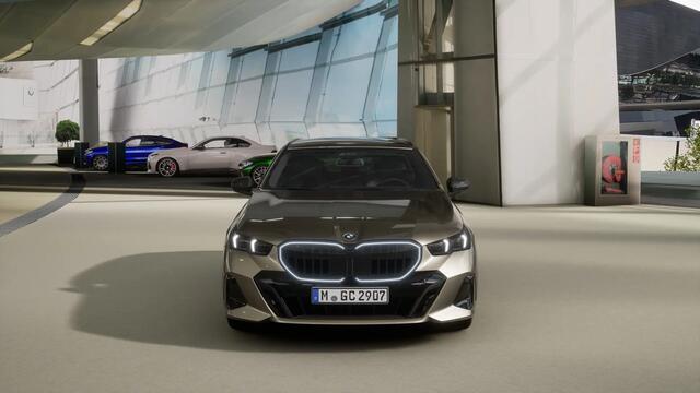 BMW 5-SERIE Touring 530e M Sport Automaat / Panoramadak / Trekhaak / Bowers & Wilkins / Parking Assistant Plus / Stoelventilatie / Comfortstoelen / Stuurverwarming
