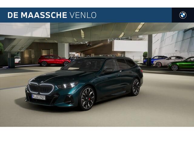 BMW 5-SERIE Touring 530e M Sport Automaat / Panoramadak / Trekhaak / Bowers & Wilkins / Comfort Access / M Multifunctionele Stoelen / Parking Assistant Plus