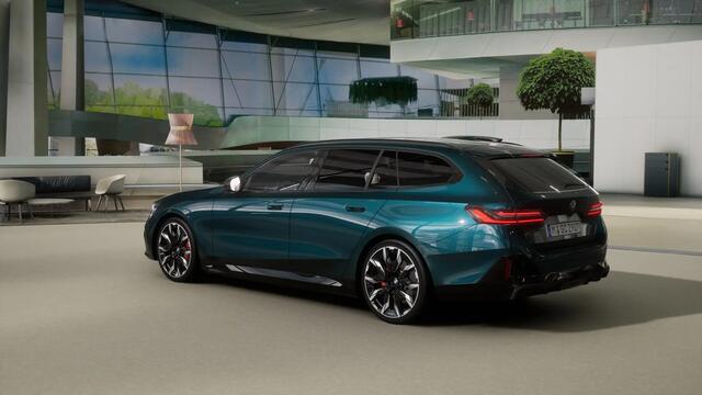 BMW 5-SERIE Touring 530e M Sport Automaat / Panoramadak / Trekhaak / Bowers & Wilkins / Comfort Access / M Multifunctionele Stoelen / Parking Assistant Plus