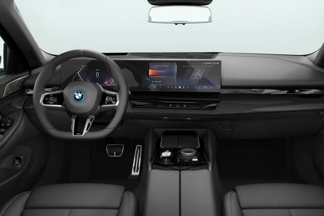 BMW 5-SERIE Touring 530e M Sport Edition | M Sportpakket Pro | Innovation Pack | Travel Pack | Comfort Pack | Trekhaak