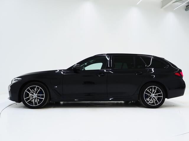 BMW 5-SERIE Touring 530e M Sport Shadow Line | Panoramadak | Trekhaak | Keyless | Sportstuur | Sfeerlicht | Camera | LED | Carplay