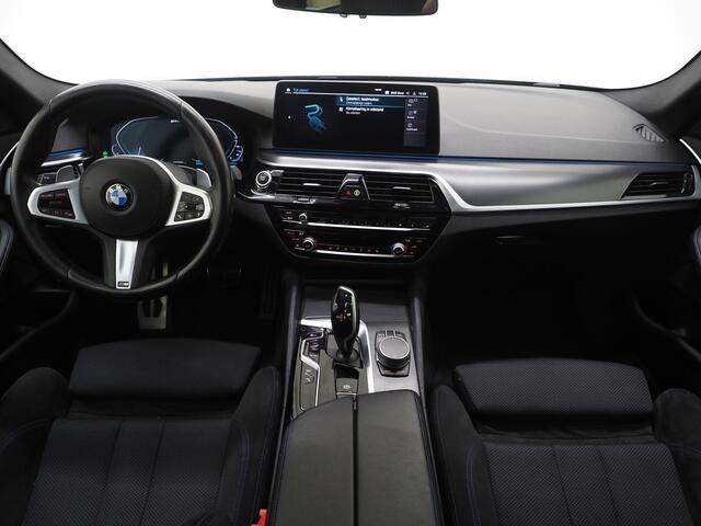 BMW 5-SERIE Touring 530e M Sport Shadow Line | Panoramadak | Trekhaak | Keyless | Sportstuur | Sfeerlicht | Camera | LED | Carplay