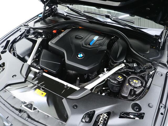 BMW 5-SERIE Touring 530e M Sport Shadow Line | Panoramadak | Trekhaak | Keyless | Sportstuur | Sfeerlicht | Camera | LED | Carplay